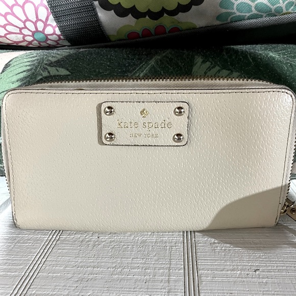 Kate Spade wallet - Picture 1 of 3